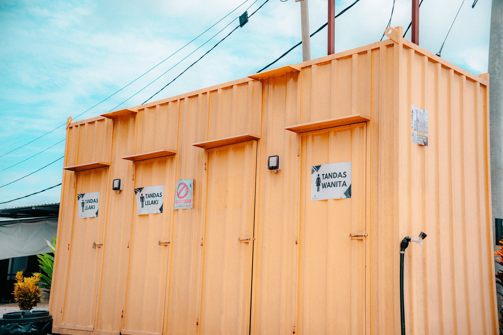 Tandas kabin yang bersih